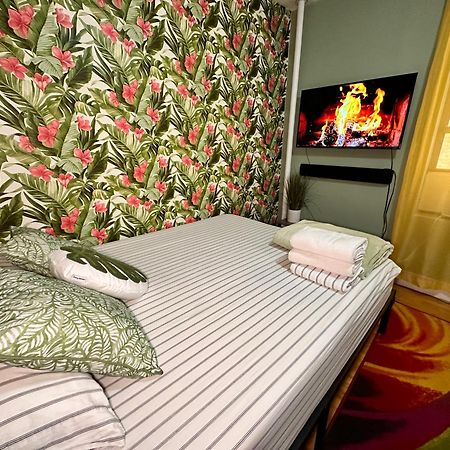Tropical Comfort Room In Harlem Cozy Stay With Snacks & Style นิวยอร์ก ภายนอก รูปภาพ